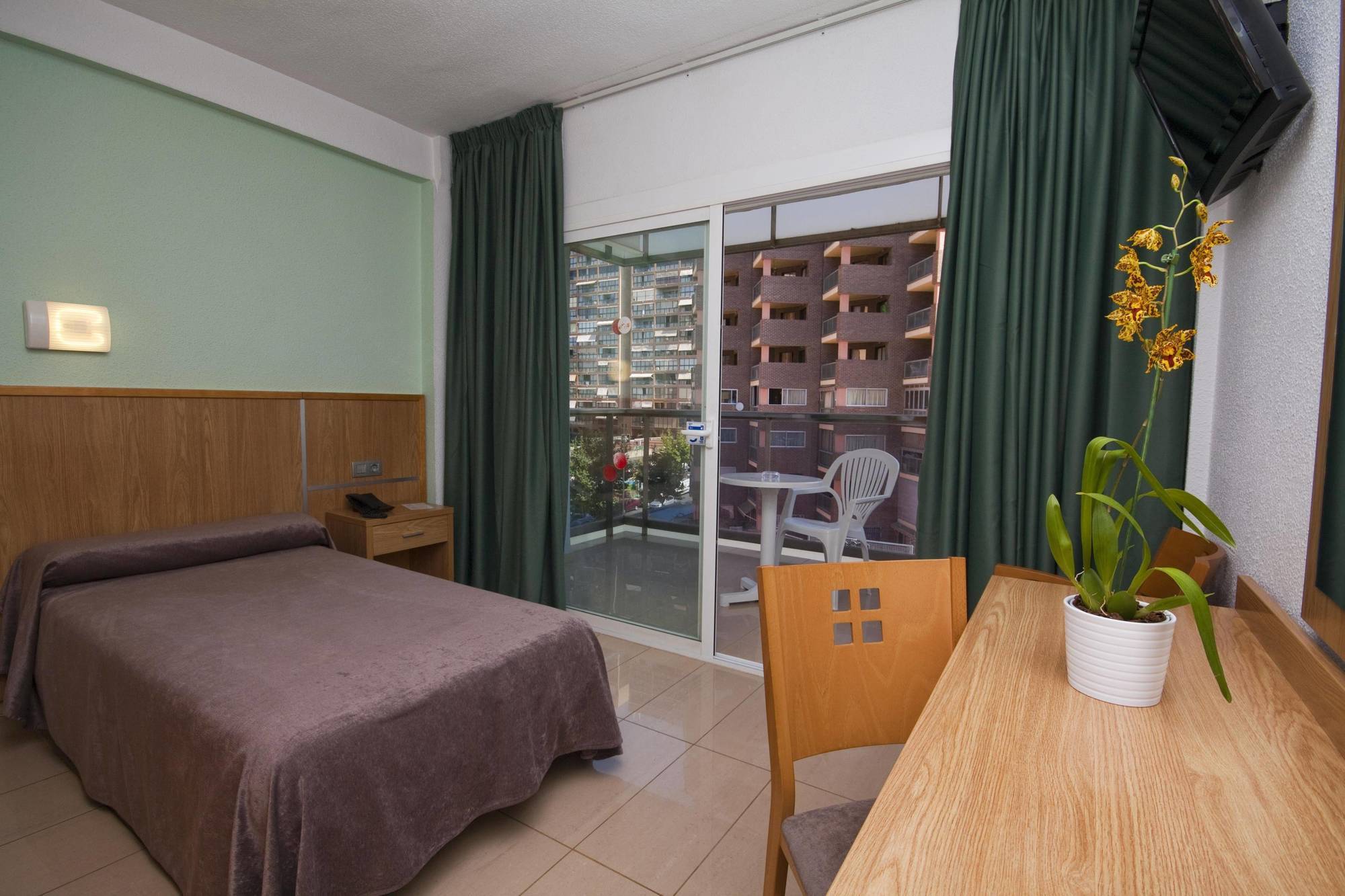 Hotel Perla Бенидорм Екстериор снимка